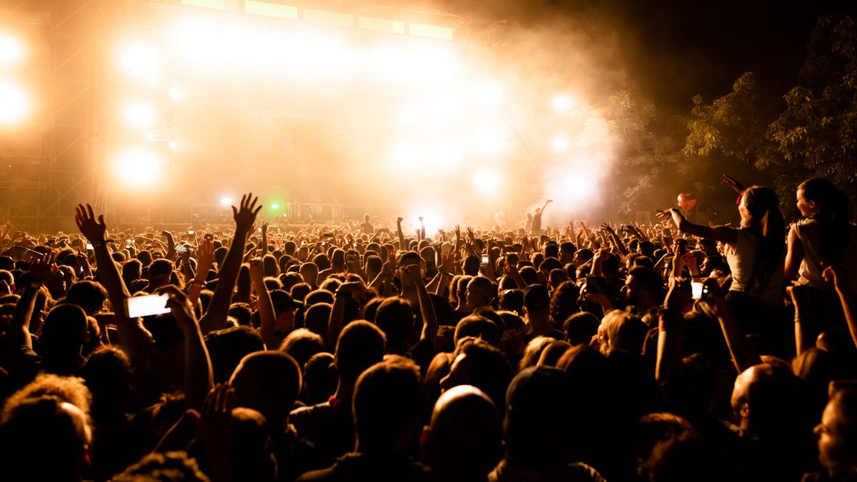 Un public devant une scène de concert
