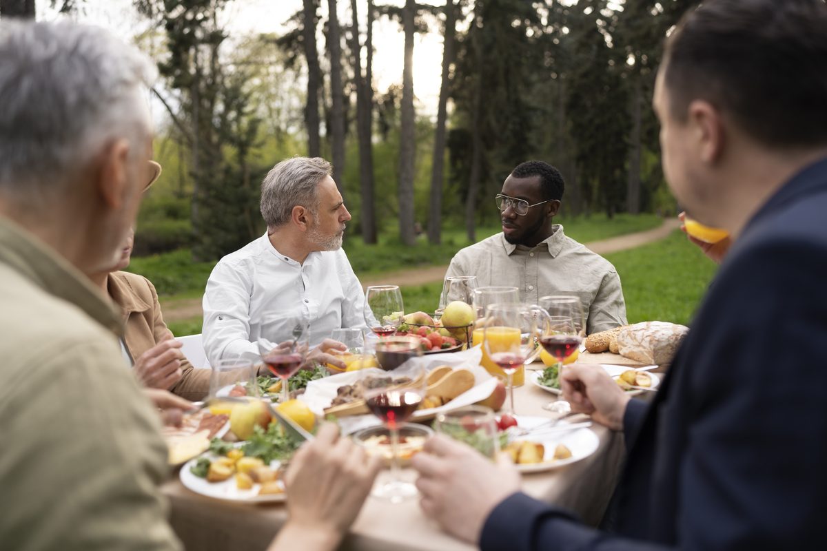 Un repas entre convives en extérieur